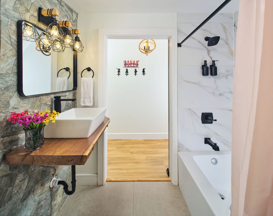 Roping Room | Bathroom | Combined shower/tub, free toiletries, hair dryer, towels