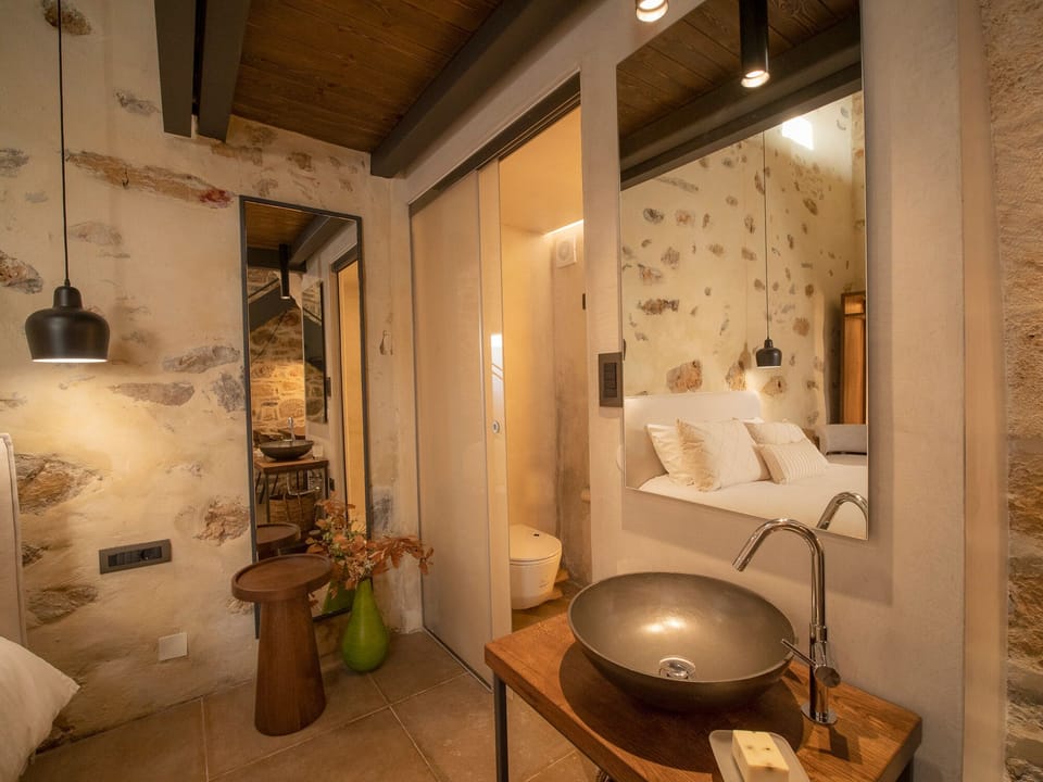 Deluxe Suite | Bathroom | Shower, hair dryer, bathrobes, slippers