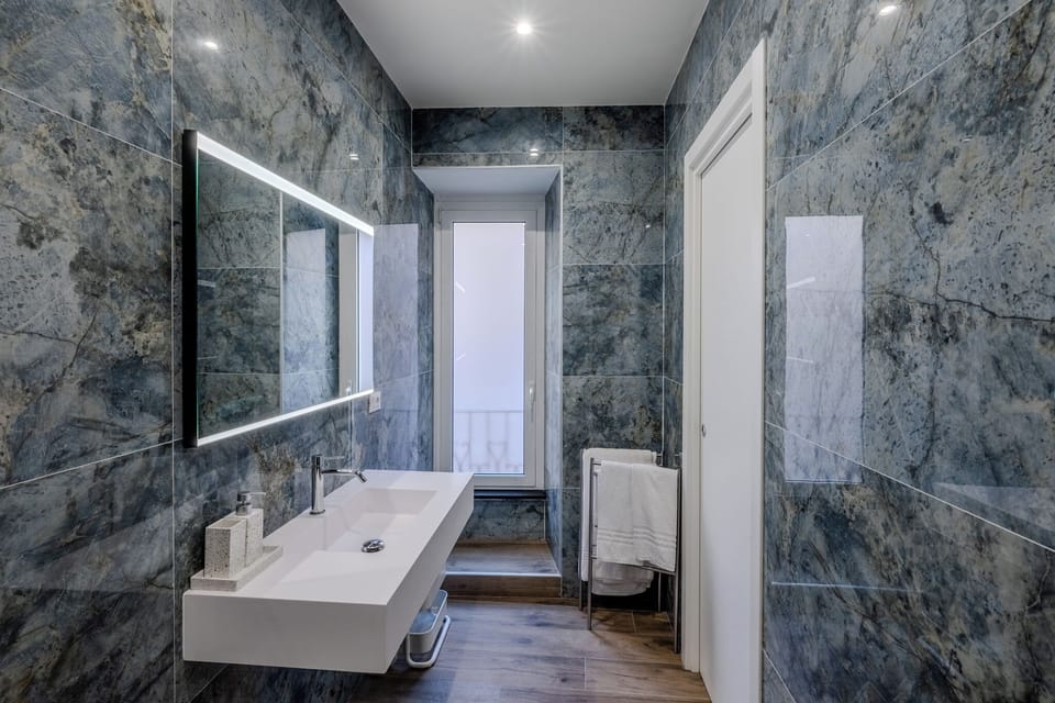 Desk, free WiFi