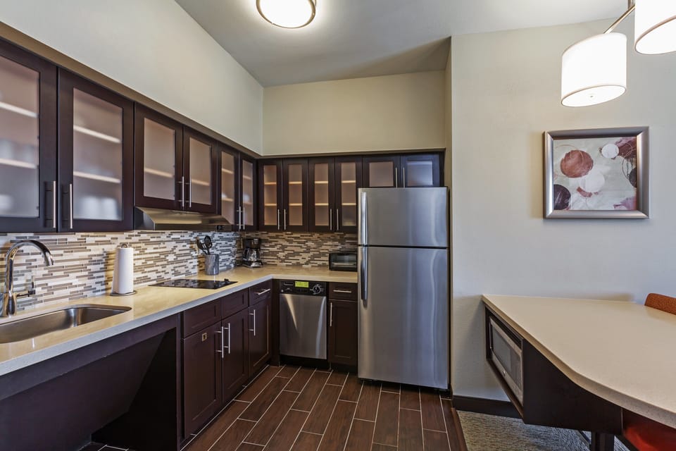 Coffee/tea maker, full-size fridge, microwave, stovetop