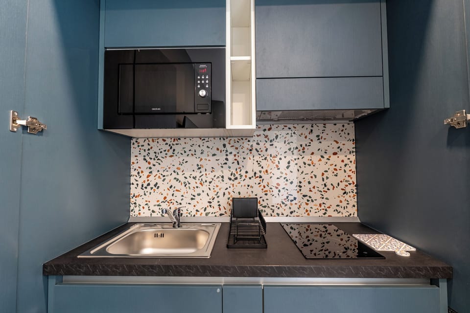 Deluxe Suite, Garden View | Private kitchen | Mini-fridge, microwave, stovetop, espresso maker