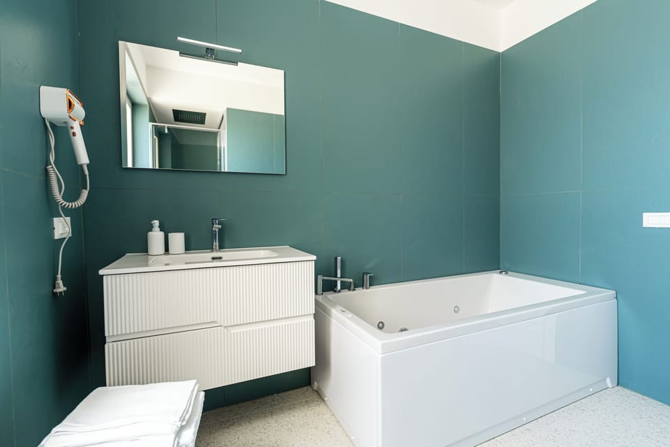 Deluxe Suite, Sea View | Private spa tub