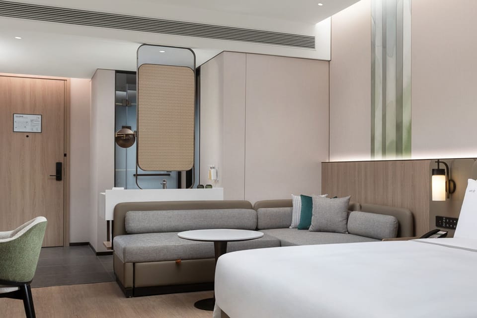 1 King Premium | Bathroom | Shower, free toiletries, hair dryer, bathrobes