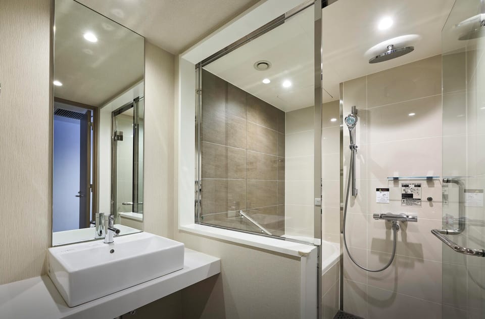 Combined shower/tub, deep soaking tub, rainfall showerhead