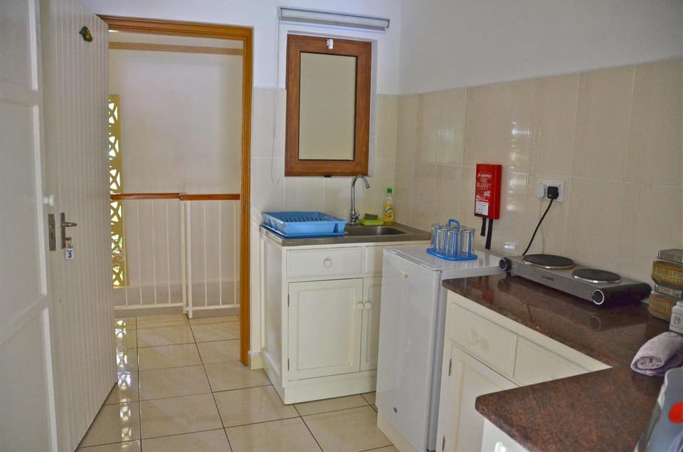 Full-size fridge, microwave, oven, stovetop