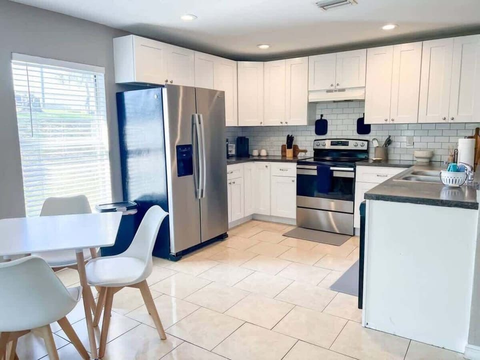 House, Multiple Beds, Kitchen, Garden View (37132 Grassy Hill ) | Private kitchen | Fridge, microwave, oven, stovetop