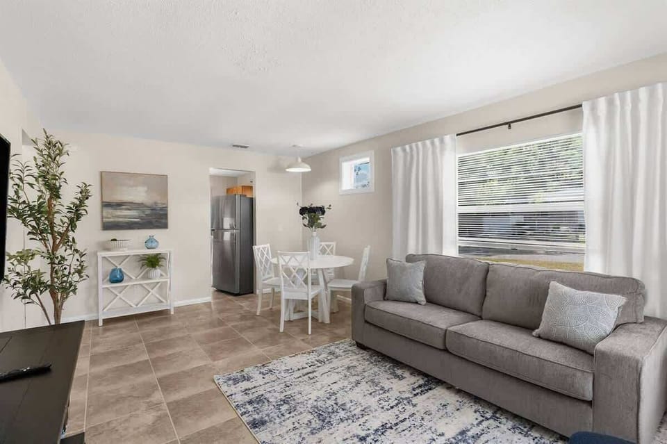 House, Multiple Beds, Kitchen, Garden View (13921 19th st #1 dad) | Living area