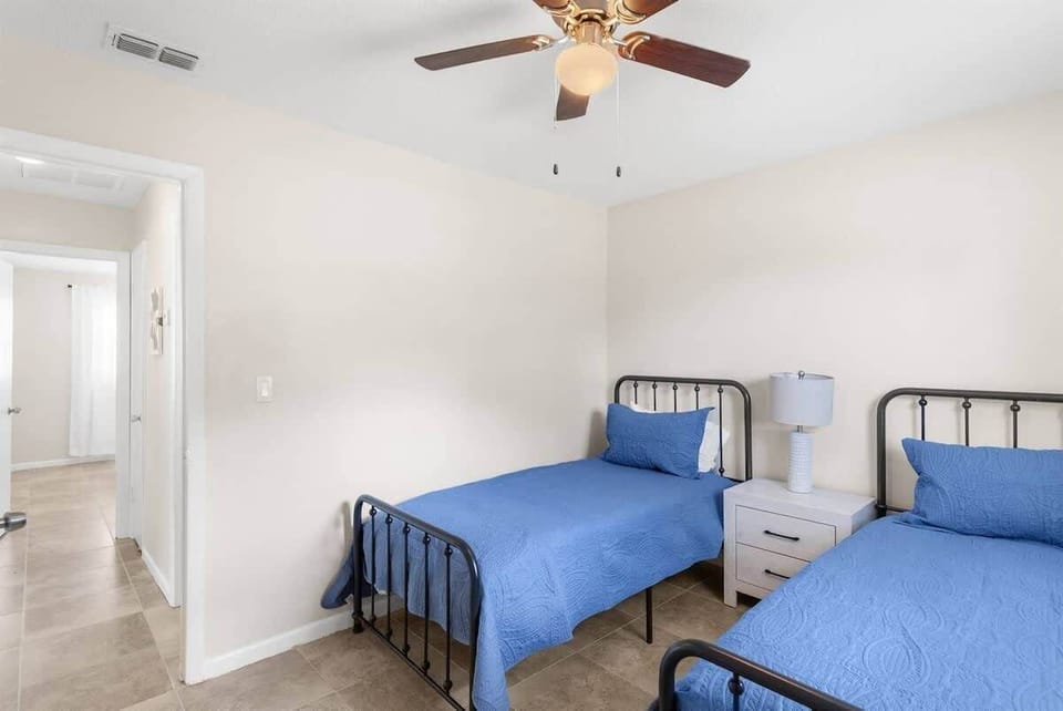 House, Multiple Beds, Kitchen, Garden View (13921 19th st #1 dad) | 2 bedrooms, individually decorated, individually furnished, bed sheets