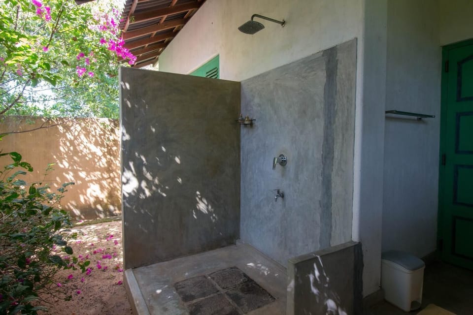 Shower, rainfall showerhead, free toiletries, towels
