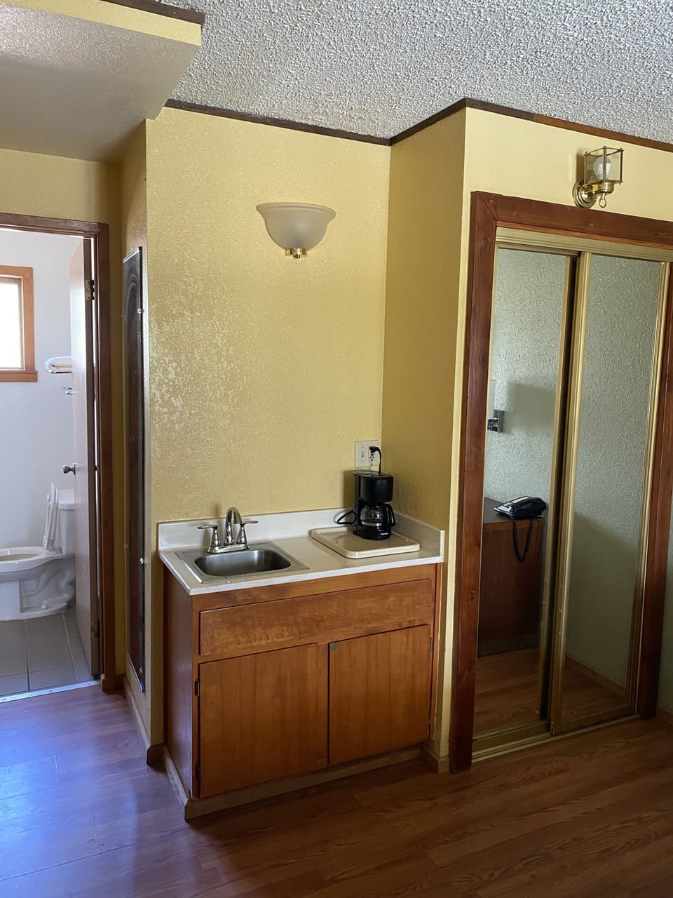 Standard Queen | Bathroom | Combined shower/tub, hair dryer, towels