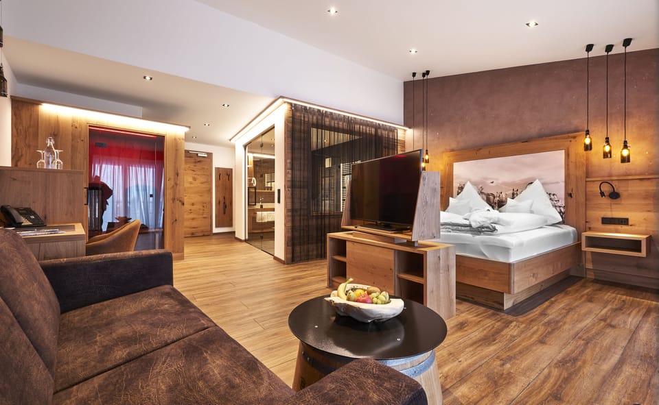 Premium Room | Living room | Flat-screen TV