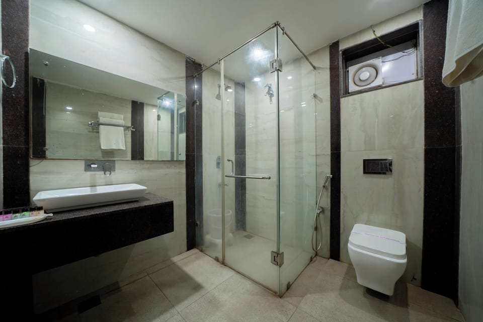 Deluxe Double Room | Bathroom | Shower, free toiletries, slippers, towels