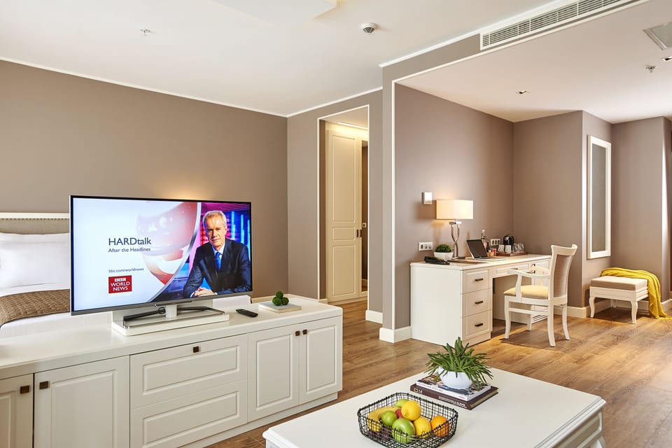 46-inch Smart TV with satellite channels, TV