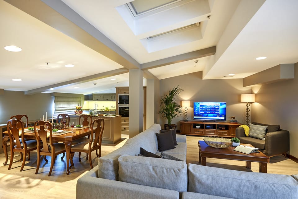 Penthouse King Suite With City View (Sauna & Hot Tub) | Living area | 46-inch Smart TV with satellite channels, TV
