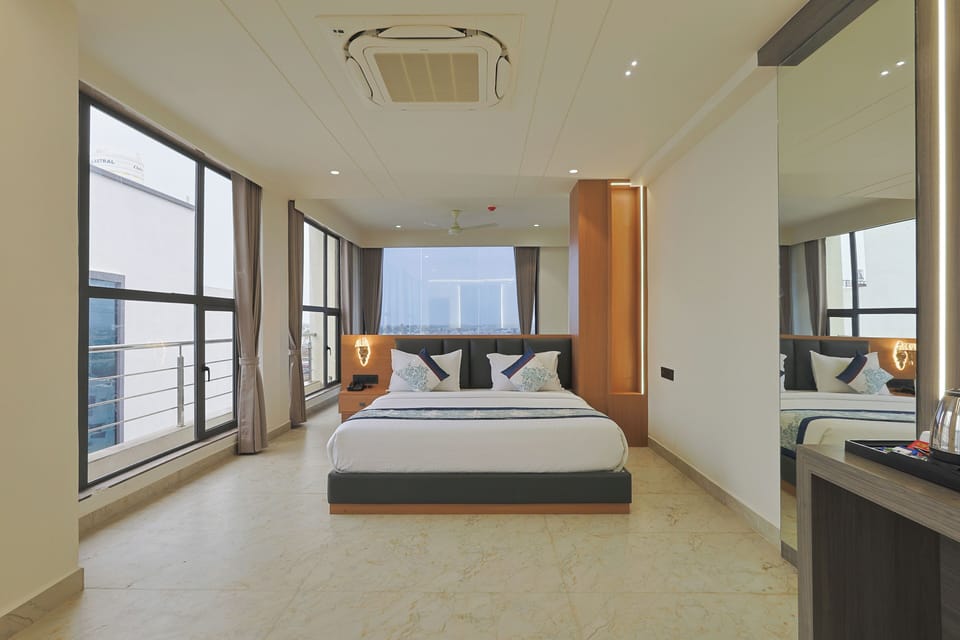 Royal Suite, City View | Down comforters, soundproofing, free WiFi, bed sheets