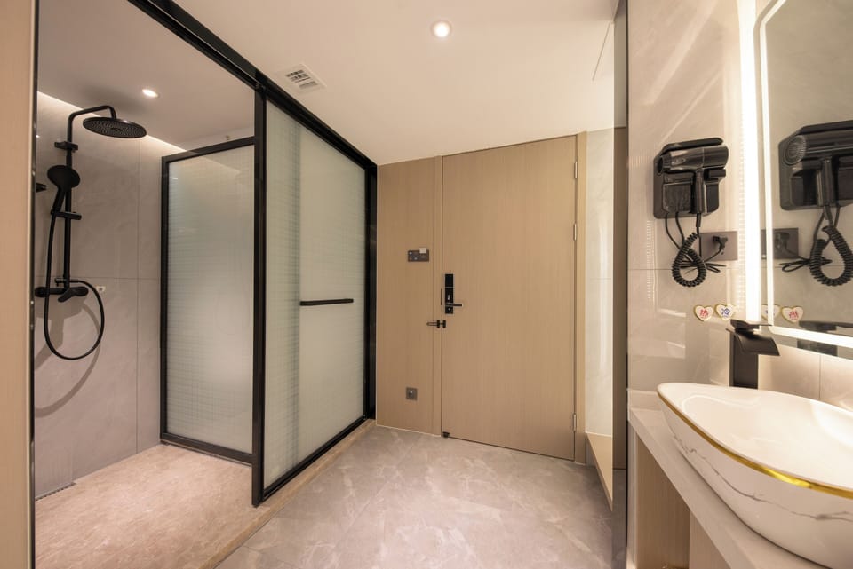 Executive Double Room, City View | Bathroom | Shower, hair dryer, slippers, towels