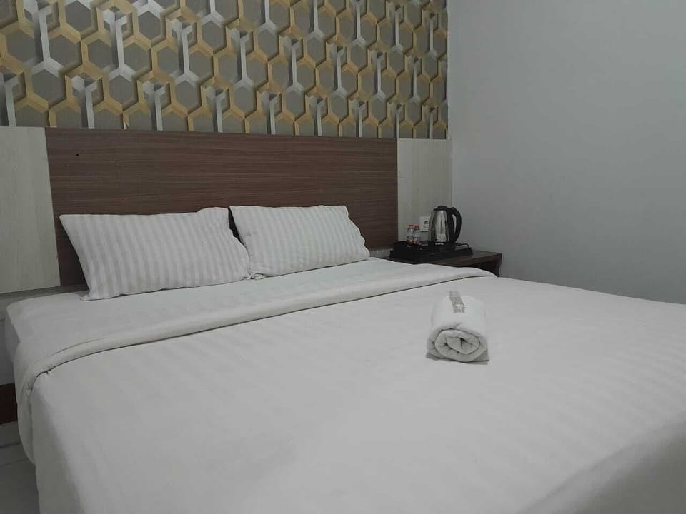 Standard Studio | Desk, bed sheets