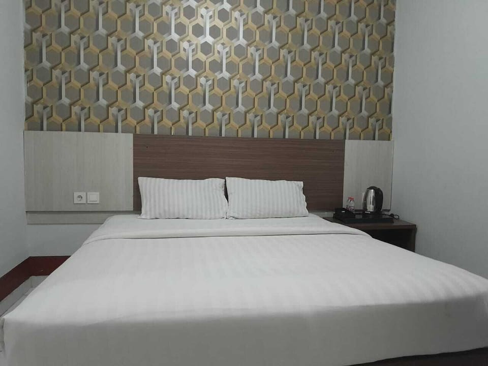 Standard Studio | Desk, bed sheets