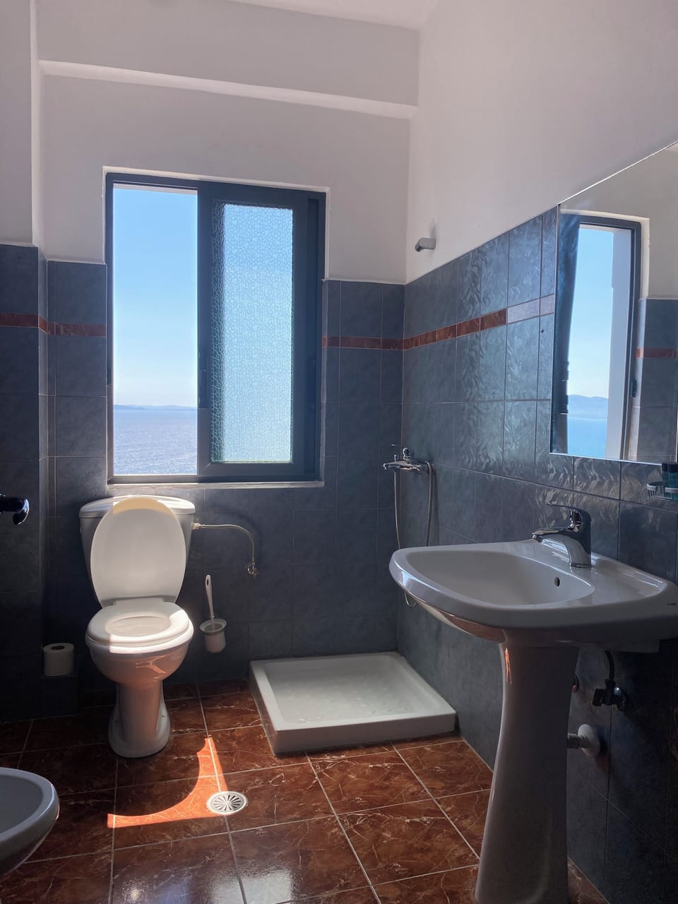 Panoramic Triple Room | Bathroom | Shower, free toiletries, hair dryer, bidet