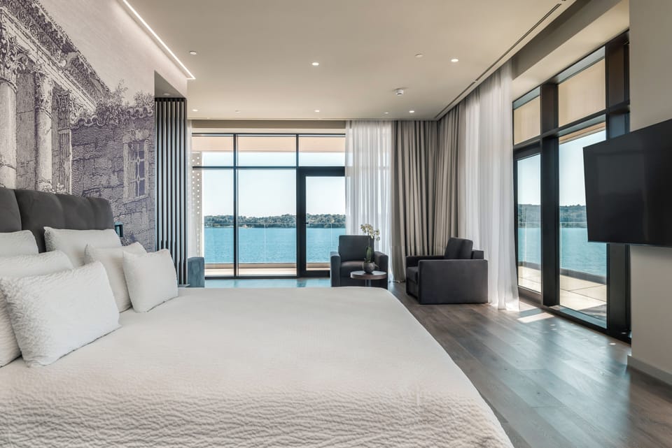 Deluxe Studio Suite | Premium bedding, minibar, in-room safe, individually decorated