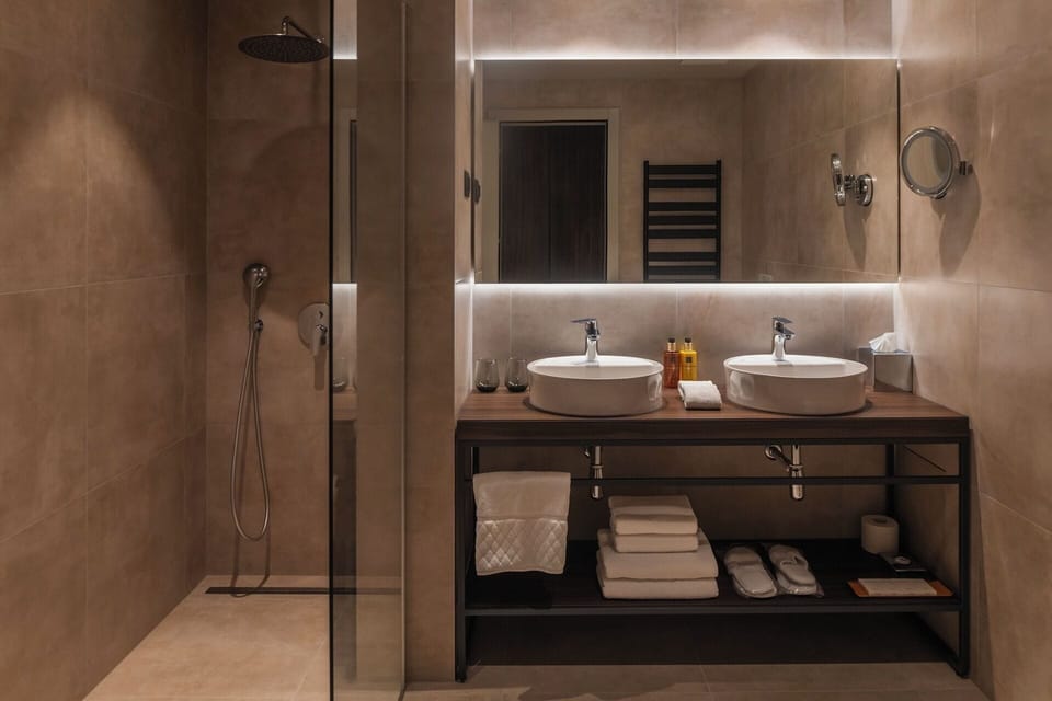 Deluxe Double or Twin Room, Balcony, Sea View | Bathroom | Bathtub, free toiletries, hair dryer, bathrobes