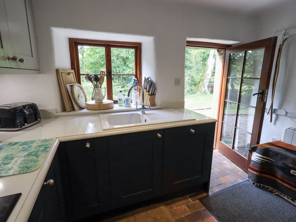 Fridge, dishwasher, toaster, cookware/dishes/utensils