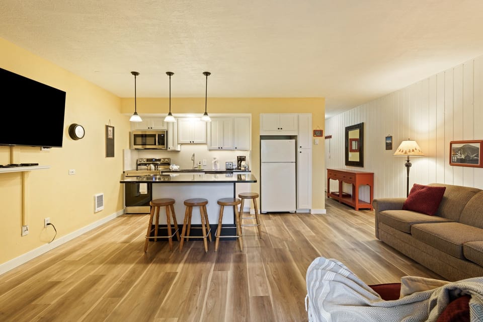 Condo, 1 Bedroom | Living area