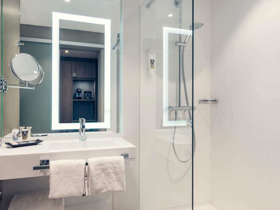 Premium bedding, in-room safe, desk, blackout drapes