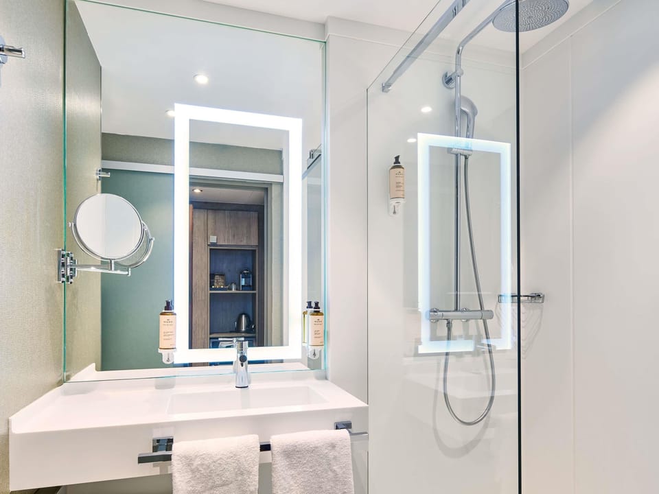 Premium bedding, in-room safe, desk, blackout drapes