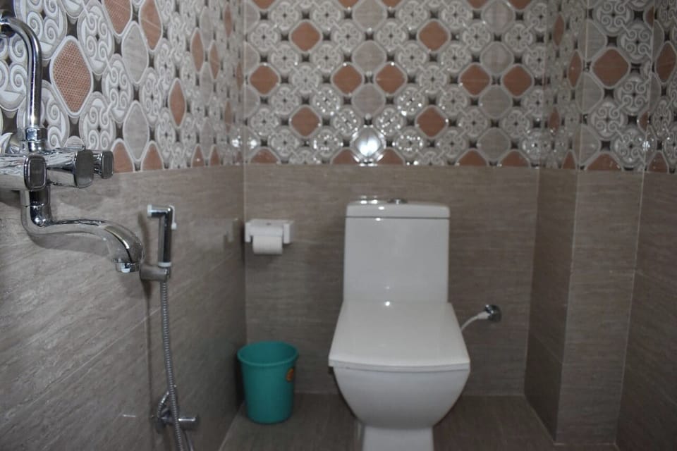 Deluxe Double or Twin Room, City View | Bathroom | Slippers