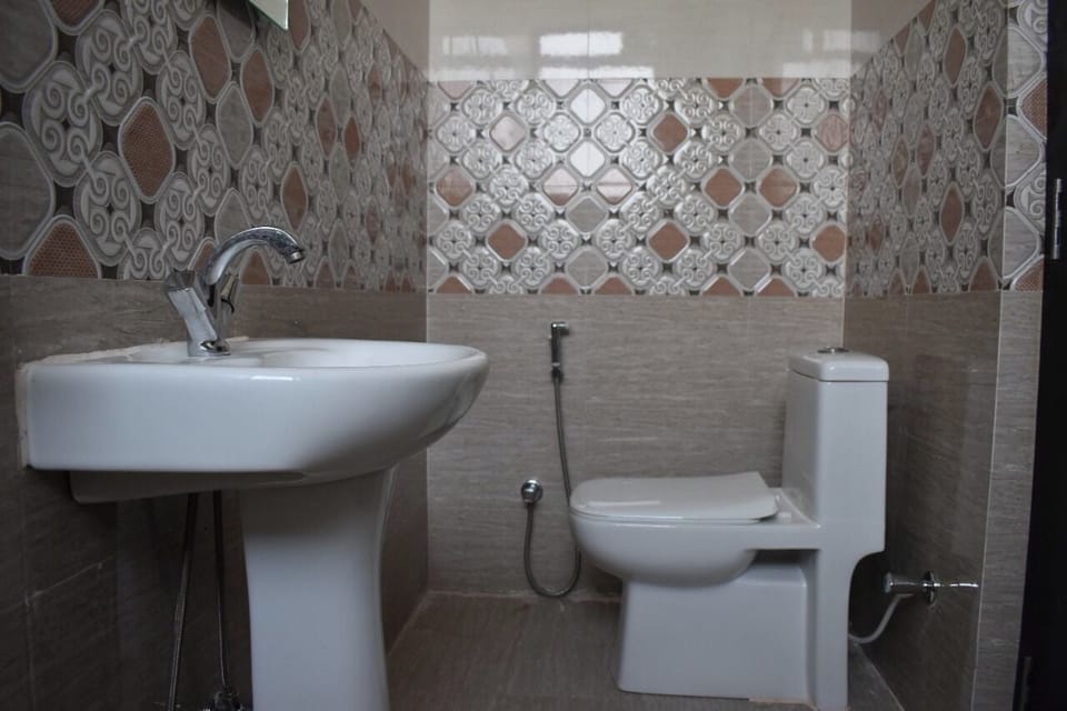 Deluxe Double or Twin Room, City View | Bathroom | Slippers