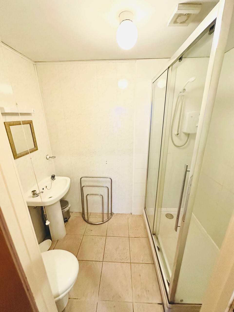 Triple Room | Bathroom | Shower, free toiletries, towels, soap