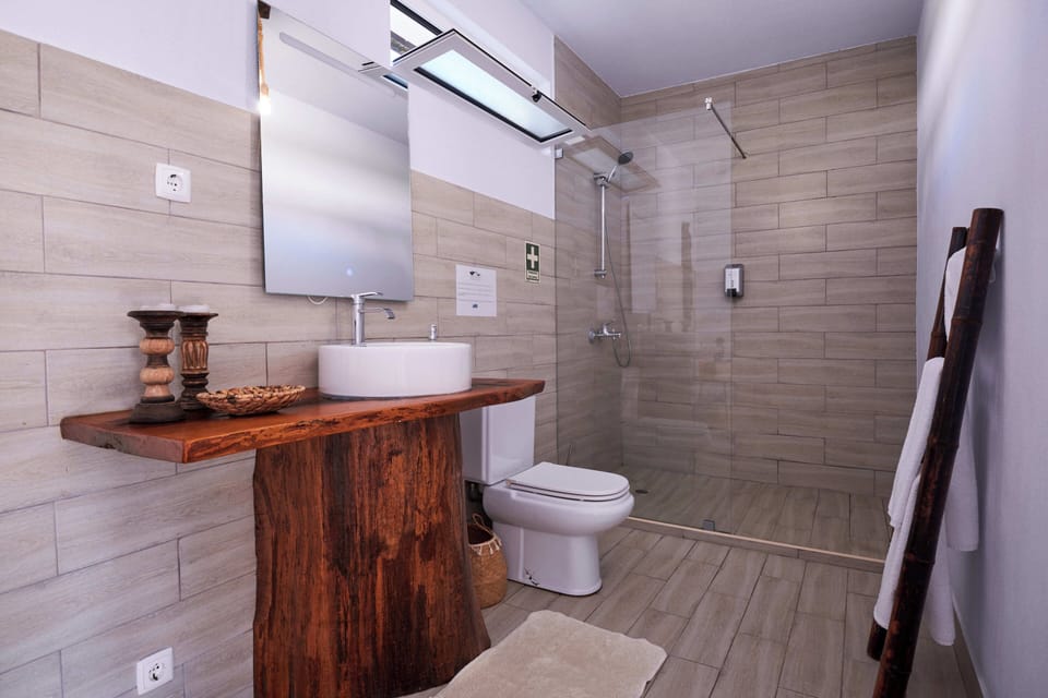 Deluxe Suite, Pool View | Bathroom