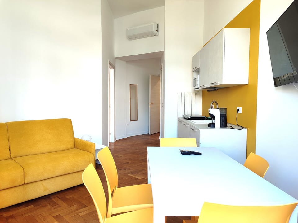 Suite, Balcony | Living area