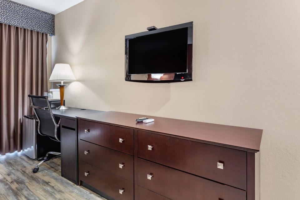 Standard Room, 1 Queen Bed, Non Smoking | Individually decorated, individually furnished, desk, laptop workspace
