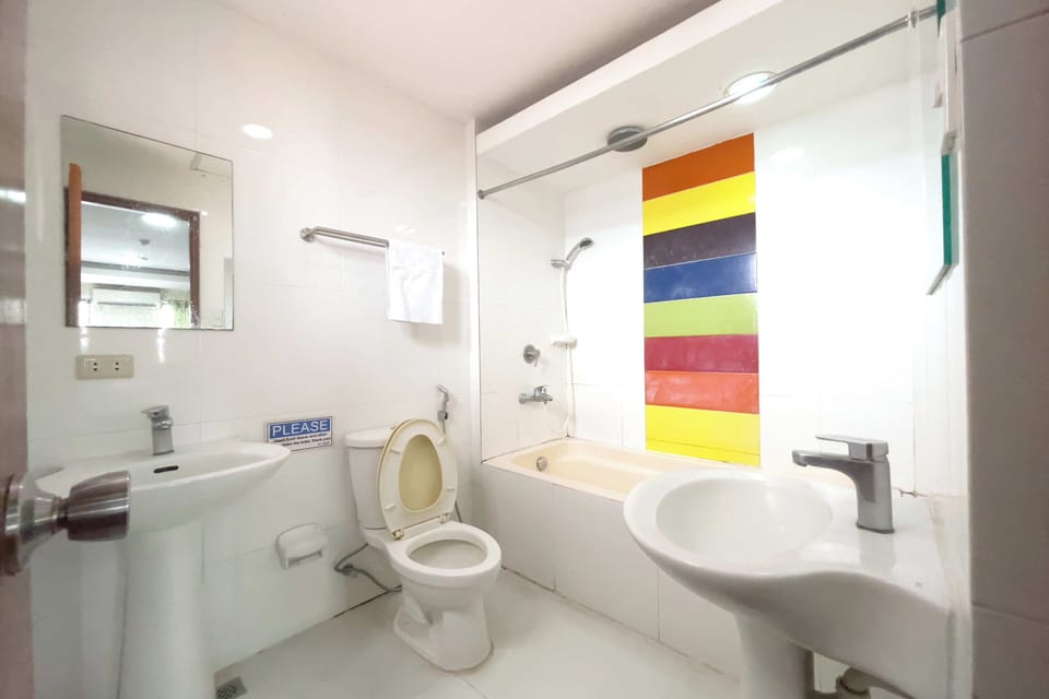 Family Room | Bathroom | Shower, rainfall showerhead, free toiletries, soap