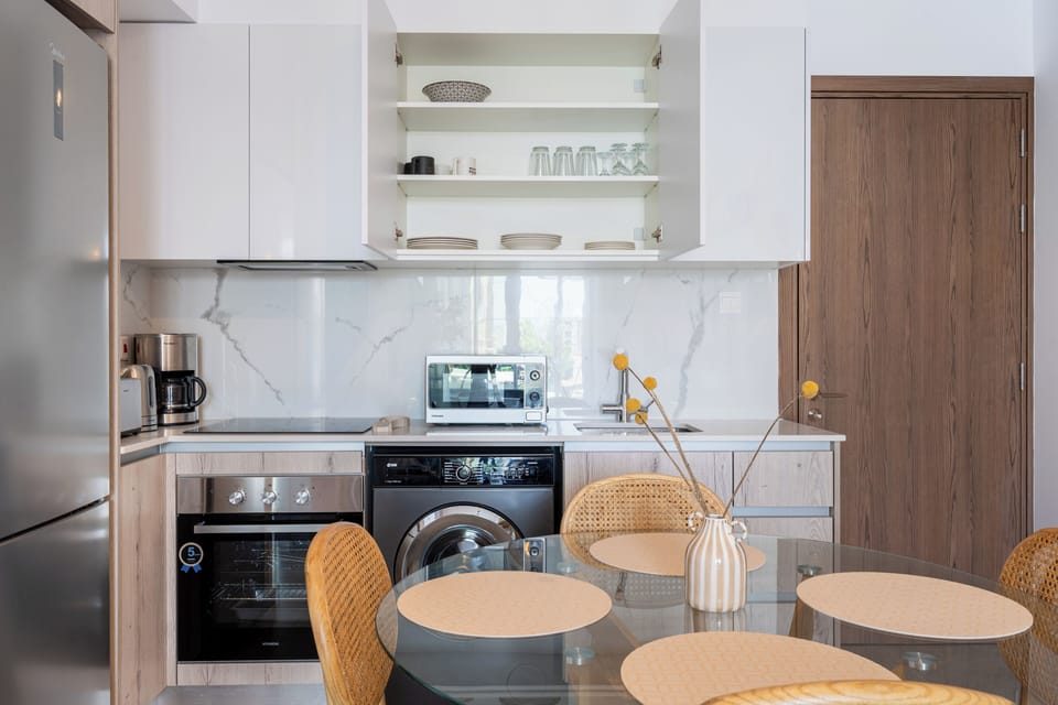 Apartment, 1 Double Bed, Kitchen, City View | In-room dining
