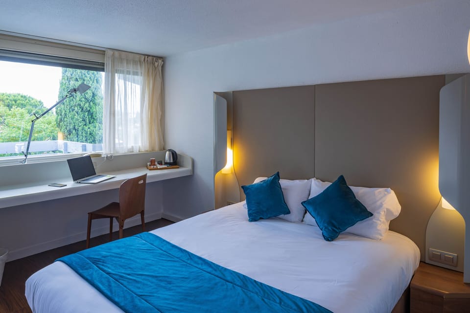 Standard Double Room | Desk, laptop workspace, soundproofing, iron/ironing board