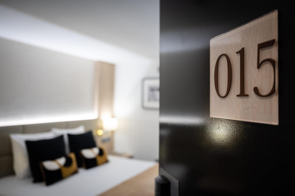 Standard Room, 1 Double Bed | Premium bedding, in-room safe, individually furnished, desk