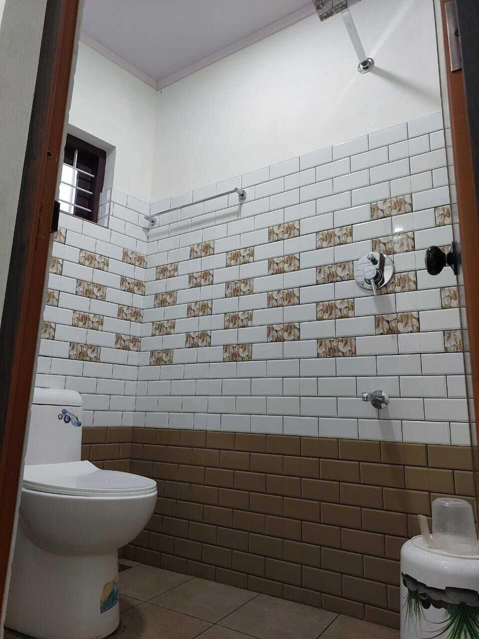 Deluxe Double Room, 1 Bedroom | Bathroom | Shower, towels, soap, toilet paper