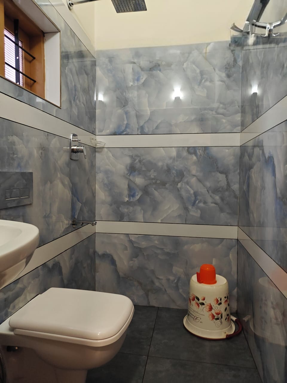 Executive Room | Bathroom | Shower, towels, soap, toilet paper