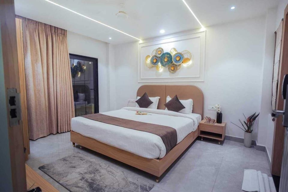Premium bedding, down comforters, Select Comfort beds, laptop workspace