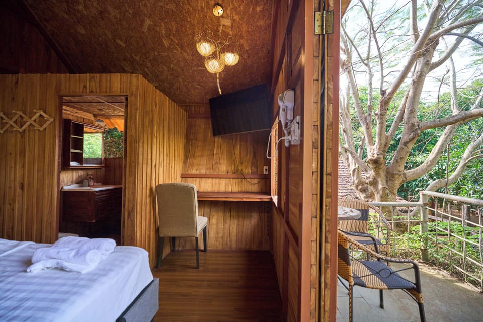 Exclusive Tree House, Patio, Garden View | Desk, WiFi (free), individually furnished, bed sheets