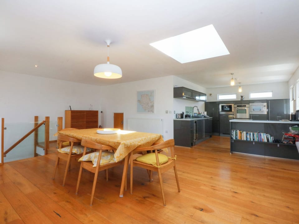 Cottage | Dining
