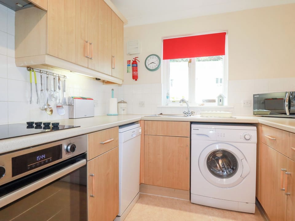 Fridge, microwave, dishwasher, cookware/dishes/utensils