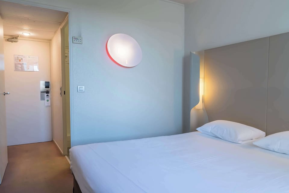 Standard Room, 1 Double Bed | Premium bedding, desk, blackout drapes, soundproofing