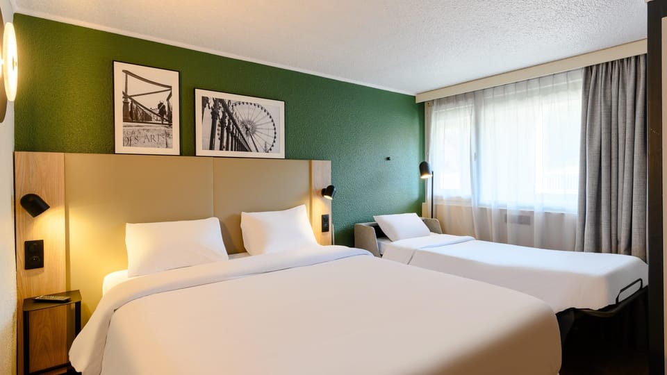 Standard Room, 1 Queen Bed with Sofa bed | Premium bedding, blackout drapes, iron/ironing board