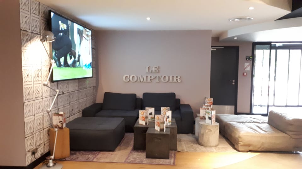 Lobby lounge
