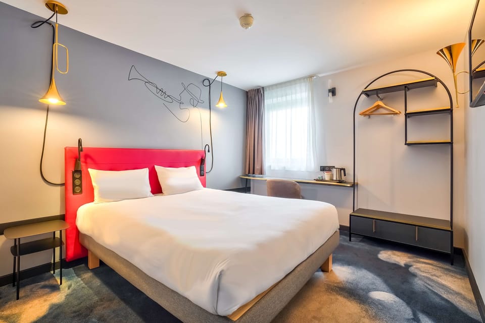 Standard Room, 1 Double Bed | 1 bedroom, premium bedding, desk, blackout drapes