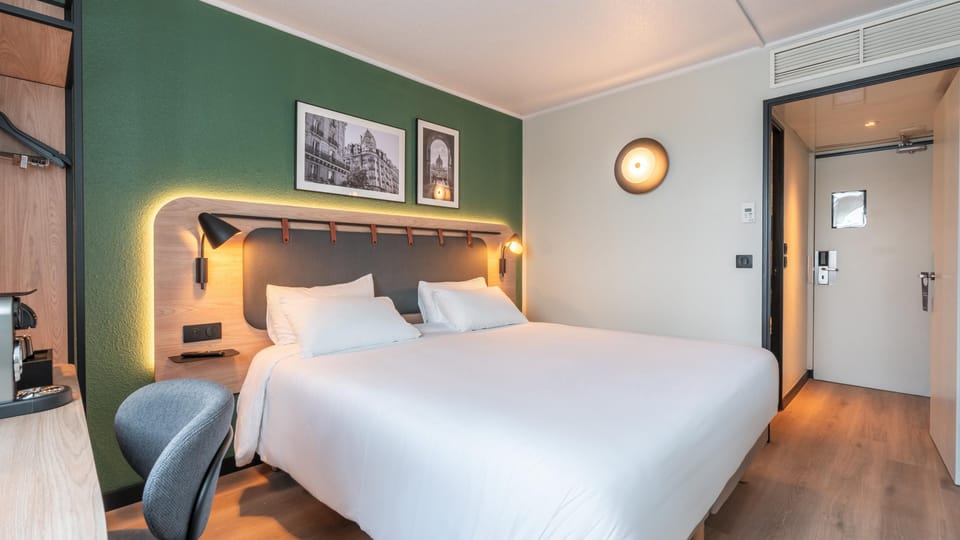 Superior Room, 1 King Bed | Premium bedding, desk, blackout drapes, soundproofing
